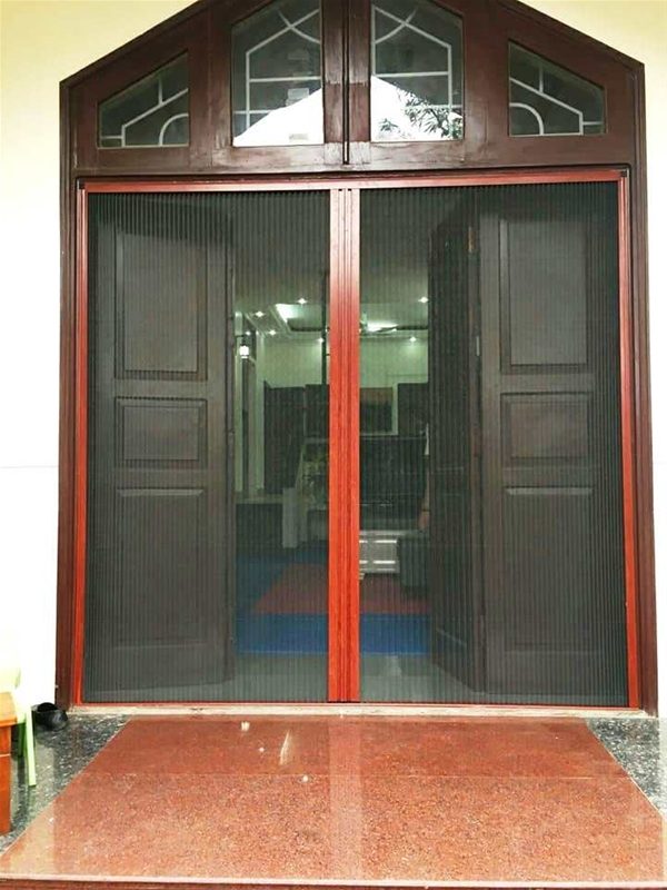 Cửa Lưới Dạng Xếp Màu Vân Gỗ